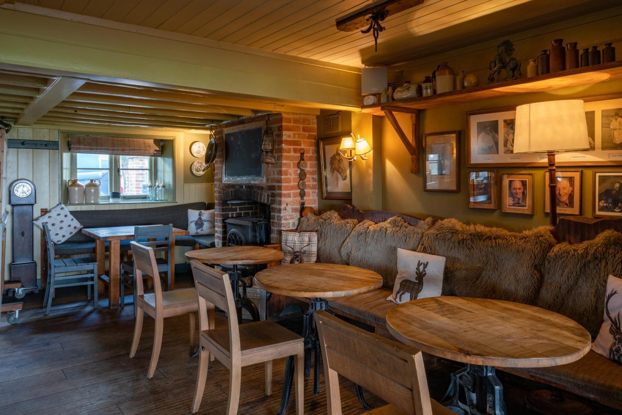펫워스 The Welldiggers Arms B&B 외부 사진